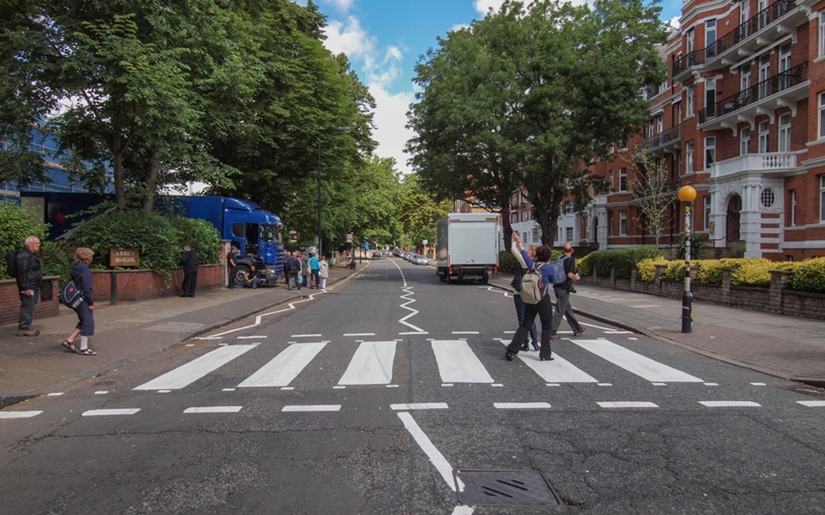 מעבר החציה המפורסם בסמוך לאולפני אבי רוד